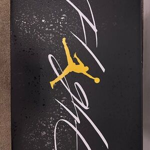 Jordan 4 Retro Thunder (DH6927-017)